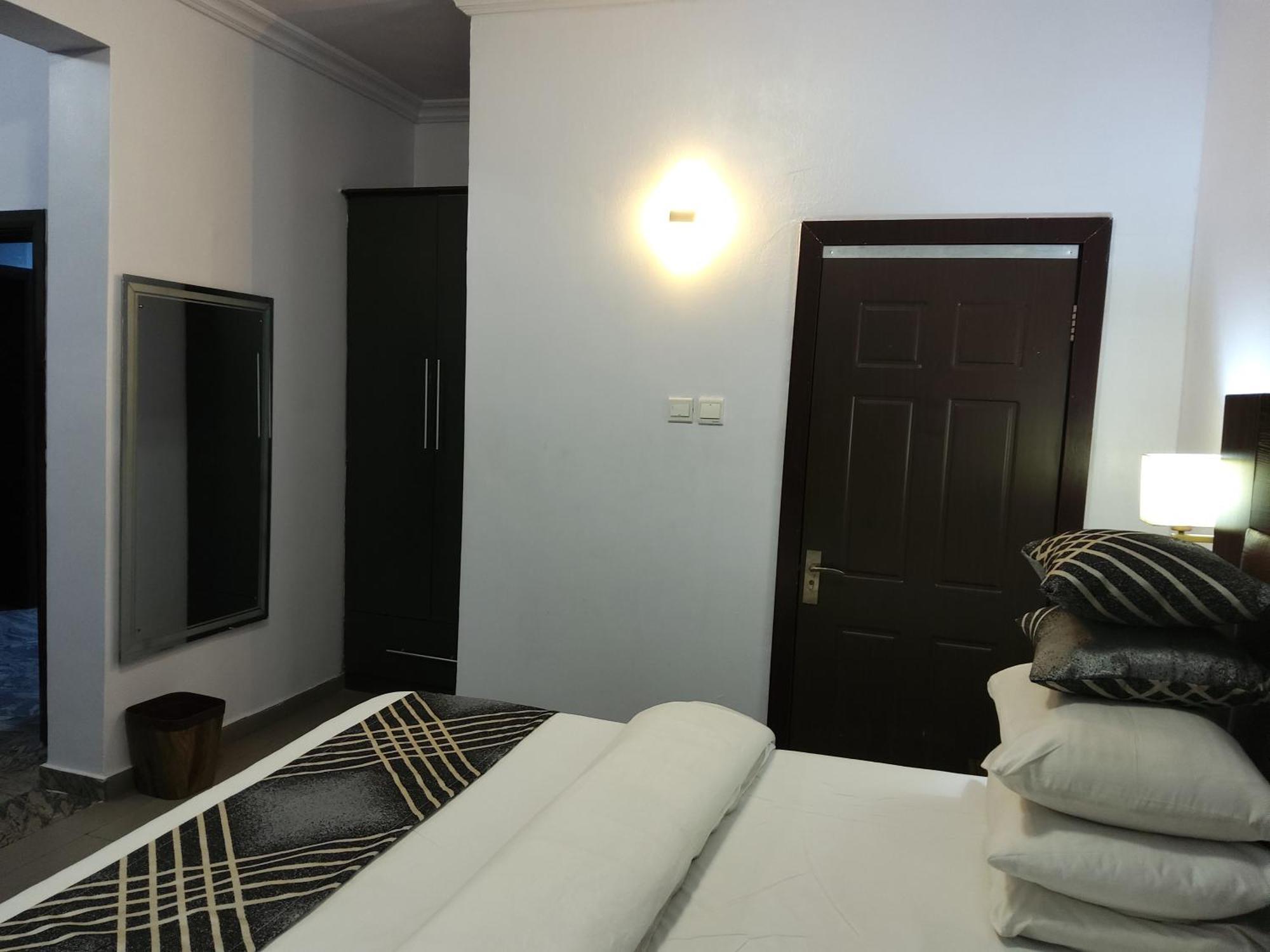 Crownedge Hotels Ikeja Luaran gambar
