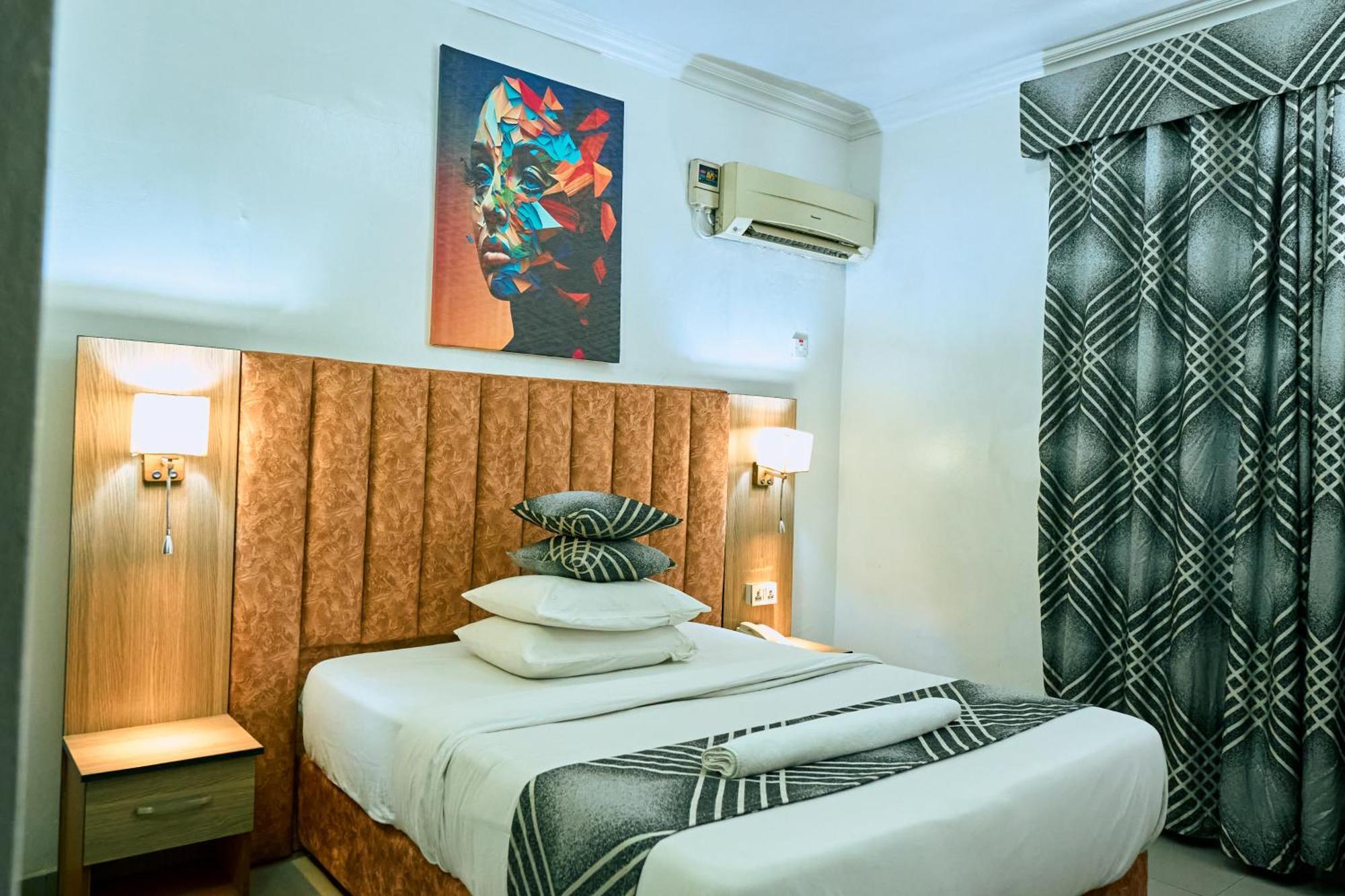 Crownedge Hotels Ikeja Luaran gambar