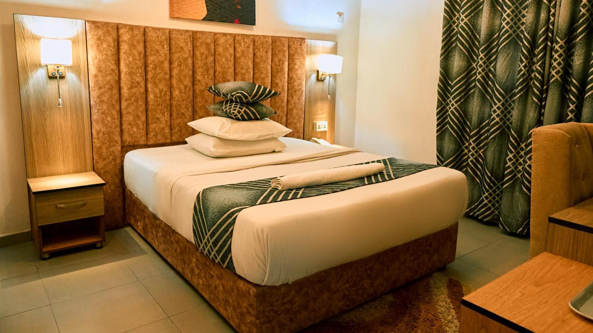Crownedge Hotels Ikeja Luaran gambar