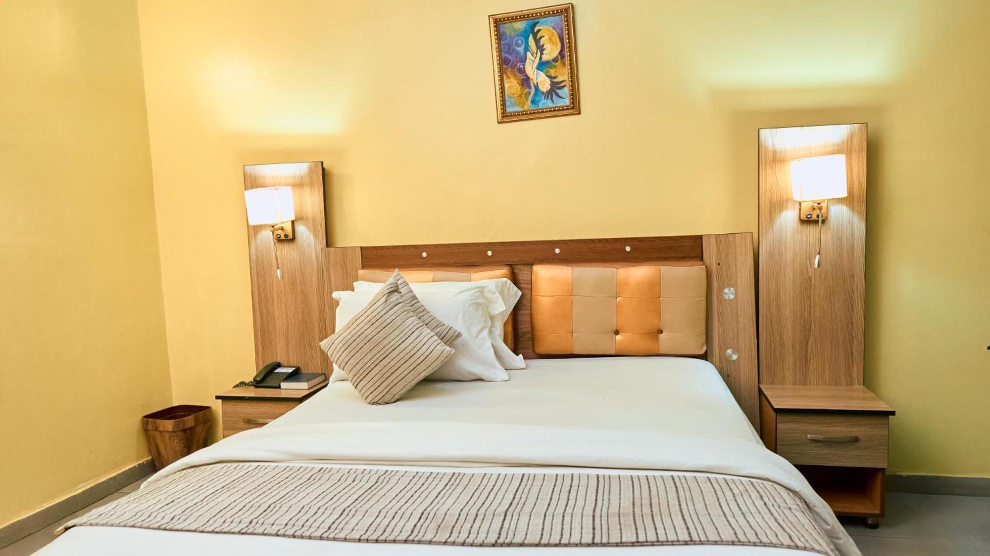 Crownedge Hotels Ikeja Luaran gambar