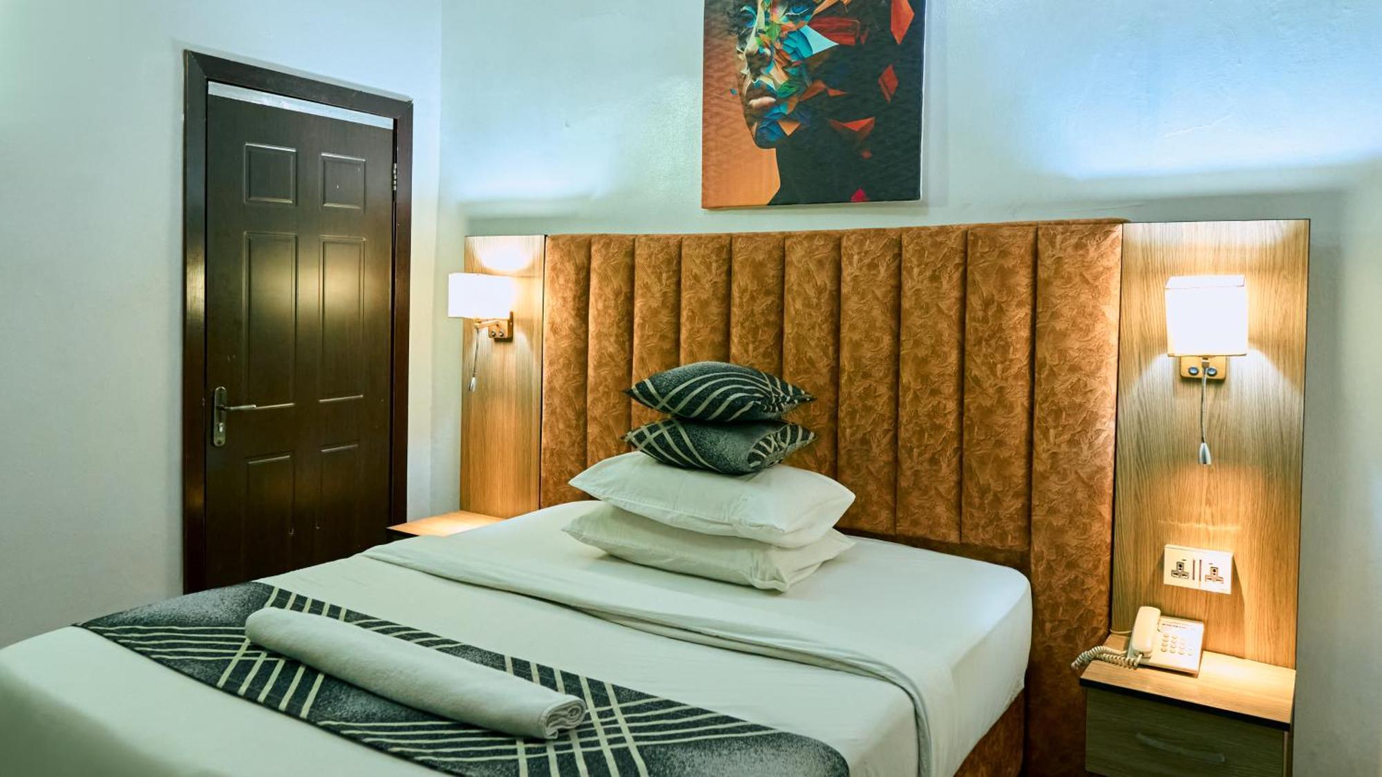 Crownedge Hotels Ikeja Luaran gambar